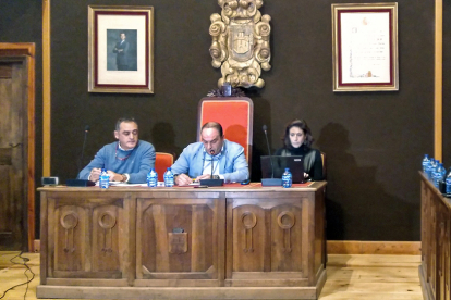 Cobo y Navas en un pleno del Ayuntamiento de El Burgo.-A.H.