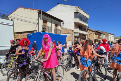Disfraces a pedales en las fiestas de San Esteban de Gormaz. ANA HERNANDO (17)