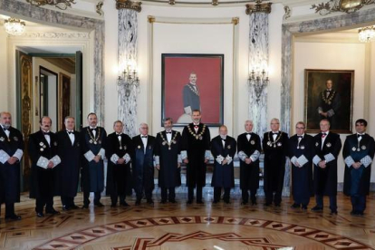 El Rey Felipe VI posa en la foto de familia, junto a los miembros del Consejo General del Poder Judicial.-EFE