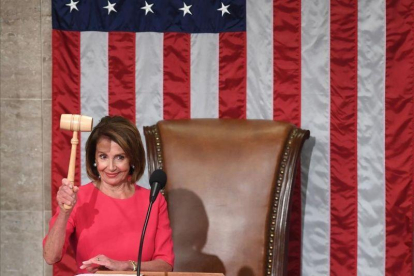La nueva presidenta de la Cámara de Representantes de Estados Unidos, Nancy Pelosi, con el mazo durante la sesión de apertura del 116° Congreso en el Capitolio en Washington.-SAUL LOEB / AFP