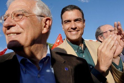 El presidente en funciones y líder del PSOE, Pedro Sánchez, cierra campaña en Madrid junto a sus candidatos.-JOSÉ LUIS ROCA