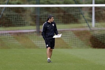 Ernesto Valverde, en un entrenamiento del Athletic de Bilbao, en las instalaciones de Lezama, en octubre pasado.-LUIS TEJIDO