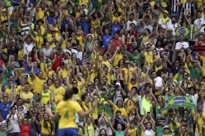 Aficionados brasileños durante un partido de fútbol femenino.-REUTERS / BRUNO KELLY