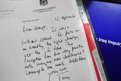 Detalle de una carta desclasificada enviada por Blair a Bush, incluida en el informe Chilcot, presentado este miércoles en Londres.-REUTERS / JEFF J. MITCHELL