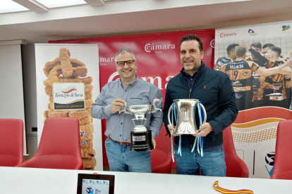 Alfredo Cabrerizo y Alberto Toribio, ayer, con los trofeos de campeón de Copa y subcampeón de la Superliga. HDS