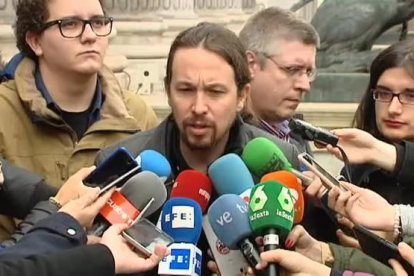 El líder de Podemos, Pablo Iglesias, hace declaraciones a los medios de comunicación, tras presentar una proposición no de ley para garantizar la libertad de expresión.-
