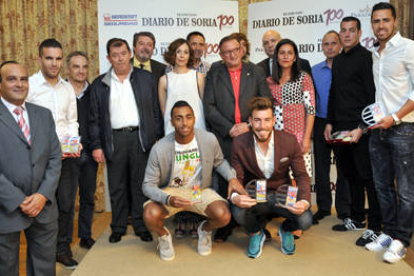 Foto de familia con los premiados y patrocinadores de los Premios Aúpa Numancia. / Valentín Guisande-