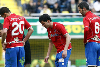 Bedoya y Nagore se lamentan tras la goleada en Villarreal. / Área 11-