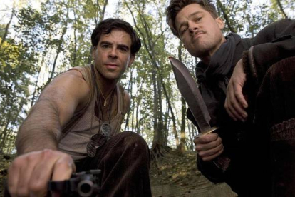 Eli Roth y Brad Pitt, en una escena de la película 'Malditos bastardos'.-