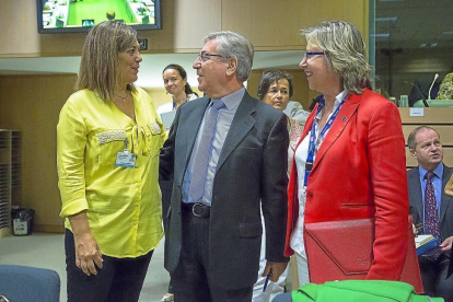 Milagros Marcos saluda a Karmenu Vella, comisario europeo de Medio Ambiente, en el Consejo de Ministros de Agricultura de la UE.-ICAL