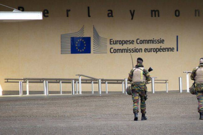 Dos militares patrullan en los alrededores del Parlamento Europeo, este lunes en Bruselas.-Foto: AP / VIRGINIA MAYO