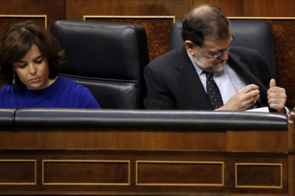 Soraya Sáenz de Santamaría y Mariano Rajoy, este miércoles en el Congreso.-JOSÉ LUIS ROCA