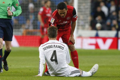 Bacca se interesa por el estado de Sergio Ramos, lesionado para dos meses en el duelo ante el Sevilla.-Foto: EFE / KIKO HUESCA