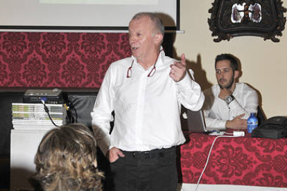 Ricardo Maldonado durante la conferencia ofrecida en el Casino Numancia. / VALENTÍN GUISANDE-