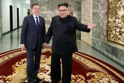 Los líderes de las dos Coreas en su encuentro de este sábado.-CHEONG WA DAE / EFE