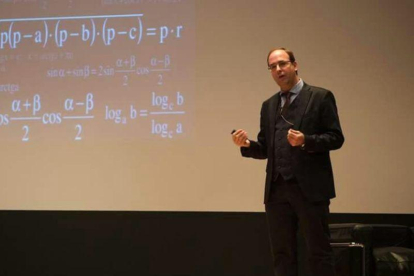 Gonzalo Hervás explicando la fórmula de la felicidad.-EL PERIÓDICO