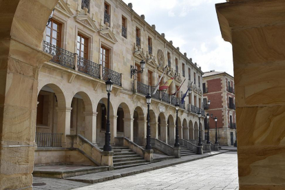 Imagen de la fachada del Ayuntamiento de Soria.-VALENTÍN GUISANDE