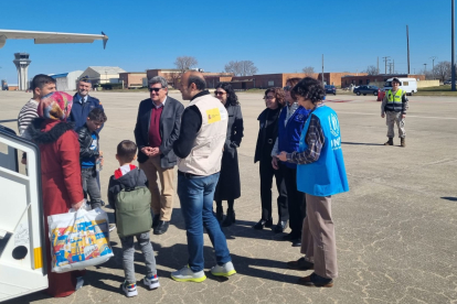 Refugiados a su llegada al aeropuerto de Torrejón hace unas horas.-HDS