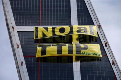 Protesta de activistas de Greenpeace Madrid en las torres KIO contra el tratado TTIP-ANDREA COMAS