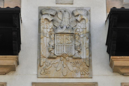 Detalle del escudo que se encuentra en la fachada de la Casa Consistorial de Vinuesa.-V.G.