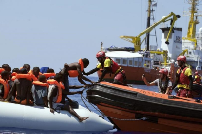Un barco de la oenegé Activa Open Arms rescata a inmigrantes frente a la costa de Libia, este domingo 27 de agosto-AP / DARKO BANDIC