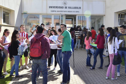 Alumnos en el campus Duques de Soria. / V.G.-