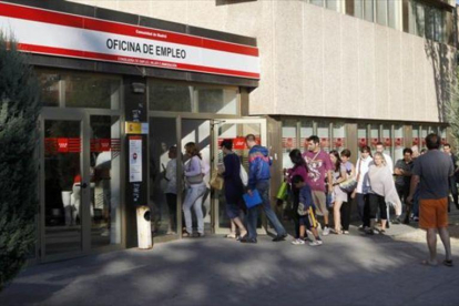 Cola de parados ante una oficina de empleo.-AP / PAUL WHITE