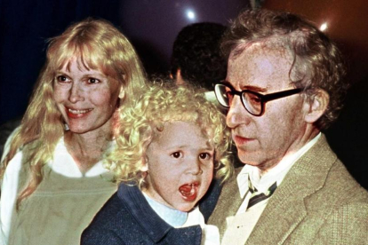 Woody Allen, Mia Farrow y la paqueña Dylan Farrow, en 1987.-EL PERIÓDICO