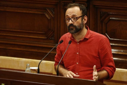 El diputado de la CUP Benet Salellas, en una intervención en el Parlament.-FERRAN NADEU