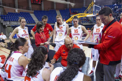 El entrenador de la selección española, Lucas Mondelo (c), da instrucciones a sus jugadoras.-Foto: EFE