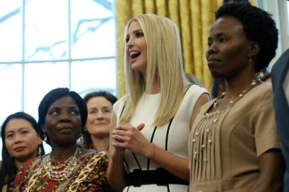 Ivanka Trump presenta su programa de ayuda a mujeres en el Despacho Oval de la Casa Blanca.-REUTERS