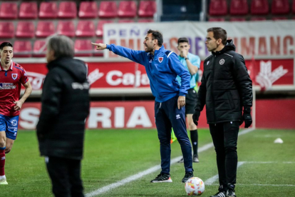 Iñaki Bea da instrucciones a sus jugadores durante el último partido del Numancia frente a la UD Logroñés. MARIO TEJEDOR