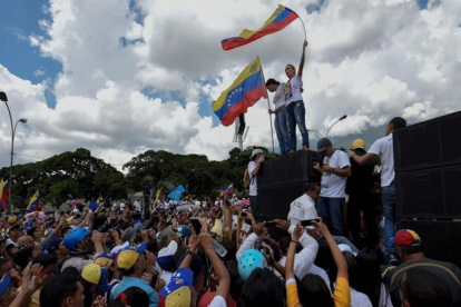 Lilian Tintori, mujer del opositor en prisión Leopoldo López, y la exdiputada María Corina Machado presiden con banderas una prostesta este fin de semana en Caracas.-AFP / JUAN BARRETO