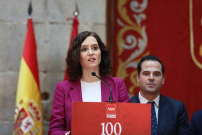 La presidenta de la Comunidad de Madrid, Isabel Díaz Ayuso, acompañada por el vicepresidente Ignacio Aguado en la celebración de los 100 días del gobierno.-EUROPA PRESS