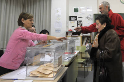 Votantes sorianos en un colegio electoral./ V. G. -