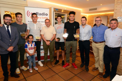Foto de familia de los patrocinadores y representantes del C.D. Numancia durante los premios Castilla y León Es Radio Soria a los mejores jugadores rojillos de la temporada 15-16.-ÁLVARO MARTÍNEZ