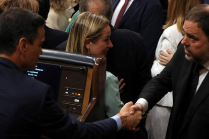 Oriol Junqueras saluda a Pedro Sánchez en el Congreso.-J.J. GUILLÉN