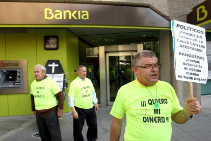 Protesta ante una entidad bancaria por uno de sus productos.-ICAL
