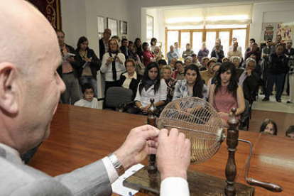 El alcalde, José Antonio Hernández, gira el bombo en presencia de las tres móndidas que se han presentado voluntarias en 2011./ ÁLVARO MARTÍNEZ-