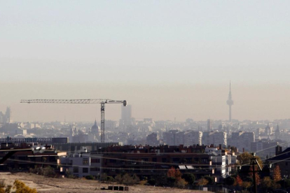 Vista de la polución que se aprecia en la ciudad de Madrid.-PAOLO AGUILAR (EFE)
