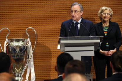 Florentino Perez y la alcaldesa de Madrid, Manuela Carmena, durante la recepcion al equipo blanco tras ganar la Liga de Campeones.-SERGIO BARRENECHEA / EFE