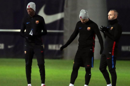 Dembélé, Mascherano e Iniesta, en el entrenamiento del Barça en la ciudad deportiva de Sant Joan Despí.-EFE / TONI ALBIR