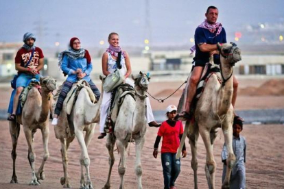 Turistas pasean en camellos en la ciudad egipcia de Sharm el Sheij.-AFP