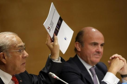 El secretario general de la OCDE, Ángel Gurría, y el ministro de Economía en funciones, Luis de Guindos, en una imagen de archivo.-JOSÉ LUIS ROCA