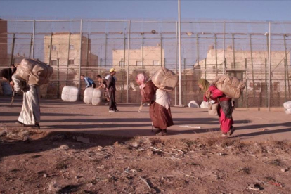 Imagen de la serie documental 'Al otro lado', con la valla que separa Melilla de Marruecos al fondo.-DISCOVERY MAX