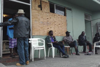 Un grupo de haitianos en uno de los edificios que habitan en el centro de Tijuana.-AITOR SÁEZ