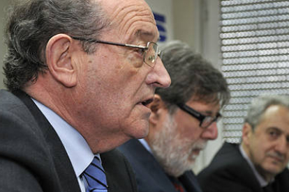 Fernández, Aparicio y Romo durante la rueda de prensa de ayer en Foes. / VALENTÍN GUISANDE-