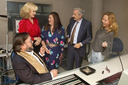 Imanol Arias (en el centro) durante la grabación del episodio de 'Cuéntame...' dedicado a 'Un, dos, tres...'.-RTVE