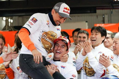 Marc Márquez celebra con Jorge Lorenzo la conquista del título de escuderias y su despedida.-ALEJANDRO CERESUELA