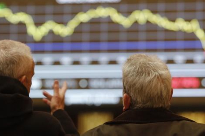 Aspecto de la Bolsa de Madrid, con el IBEX cayendo, en una imagen de diciembre del 2014.-AGUSTÍN CATALÁN